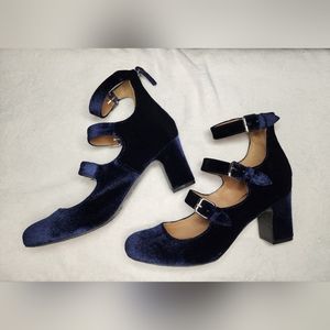 Dark blue velvet shows 7.5